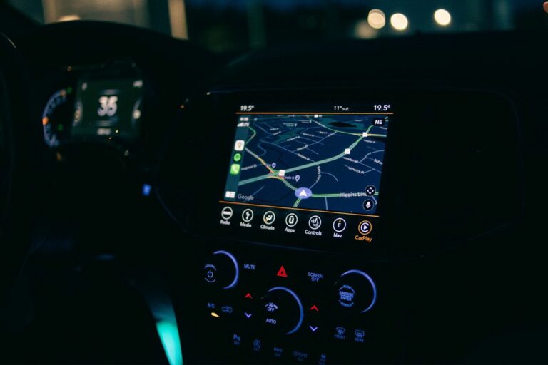 Aprenda a conectar seu celular ao carro usando o Bluetooth. Siga este guia simples para emparelhar os dispositivos com facilidade e segurança.