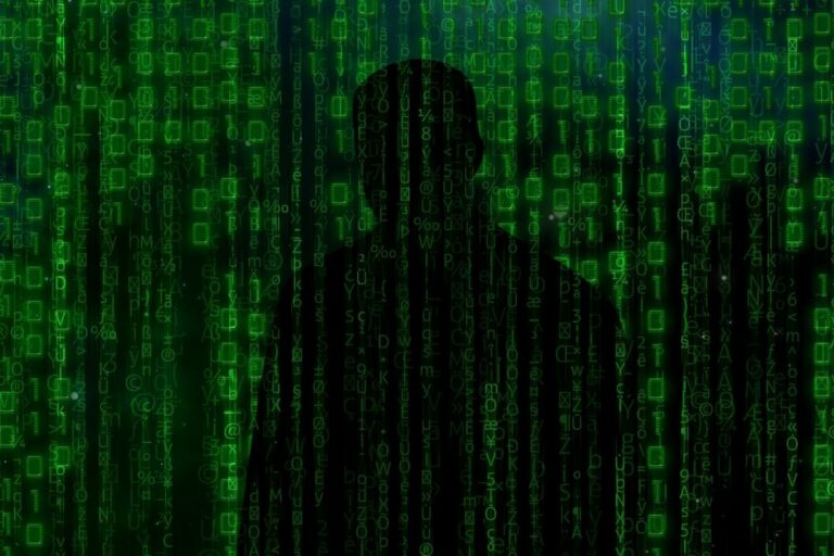 Celular espionado? Descubra como identificar sinais de espionagem no seu dispositivo e proteja suas informações pessoais com segurança.