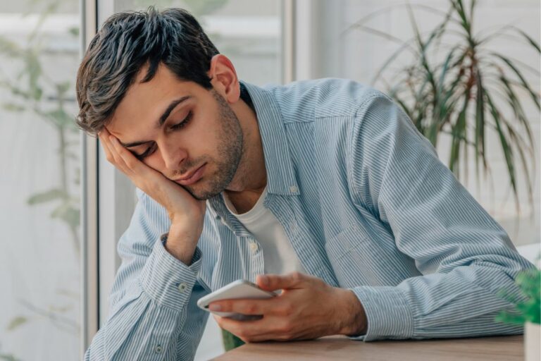 Celular lento com o tempo? Entenda por que, e aprenda a resolver isso com dicas práticas para melhorar o desempenho.