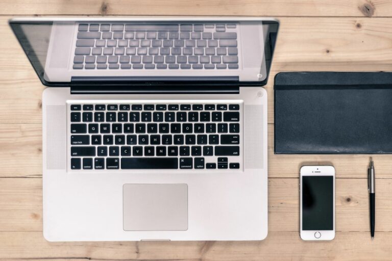 Descubra rapidamente o modelo do seu celular ou notebook e acesse as informações necessárias para atualizações, acessórios e suporte técnico.