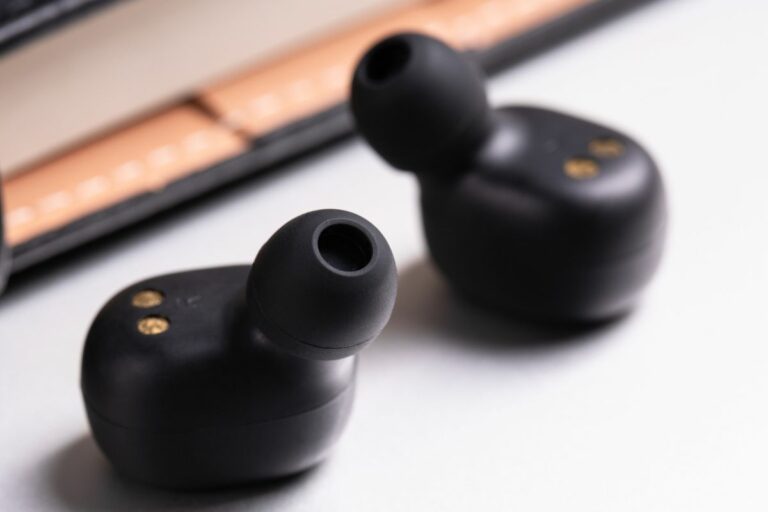 Entenda o que são fones Bluetooth, como eles funcionam e descubra as vantagens de usar esse dispositivo sem fio no seu dia a dia.