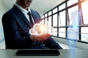 Saiba o que é a nuvem, como ela armazena seus arquivos com segurança e descubra as vantagens do armazenamento online para proteger seus dados.