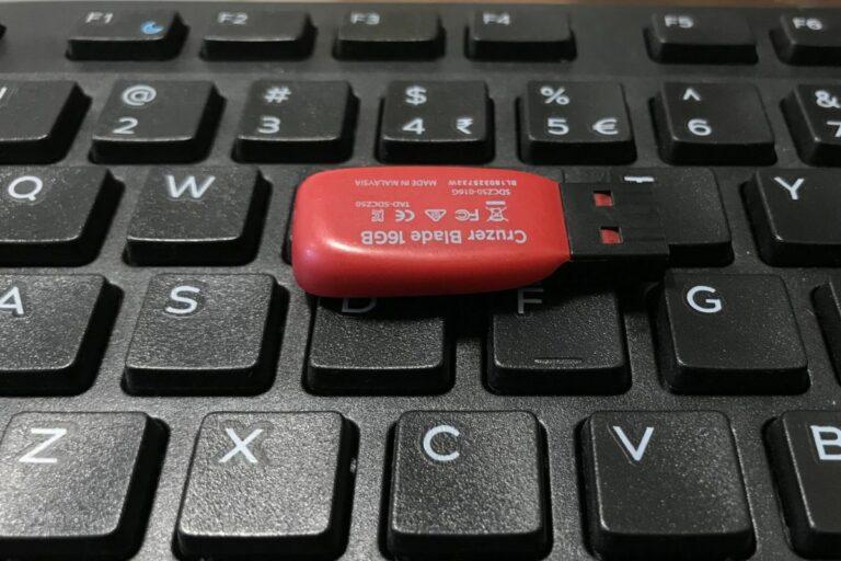 Aprenda a usar um pen drive para transferir arquivos entre dispositivos com rapidez e segurança, evitando perdas de dados importantes.