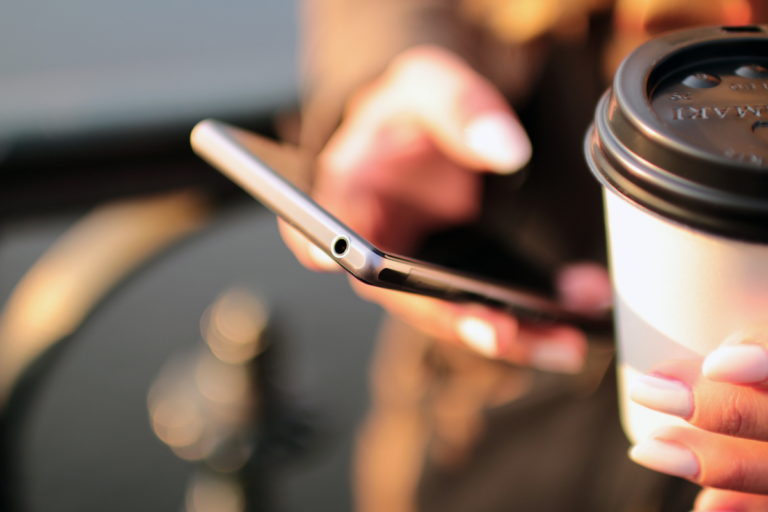 Perdeu o celular? Descubra como rastrear, bloquear e proteger seus dados. Siga essas dicas essenciais para proteger sua privacidade.