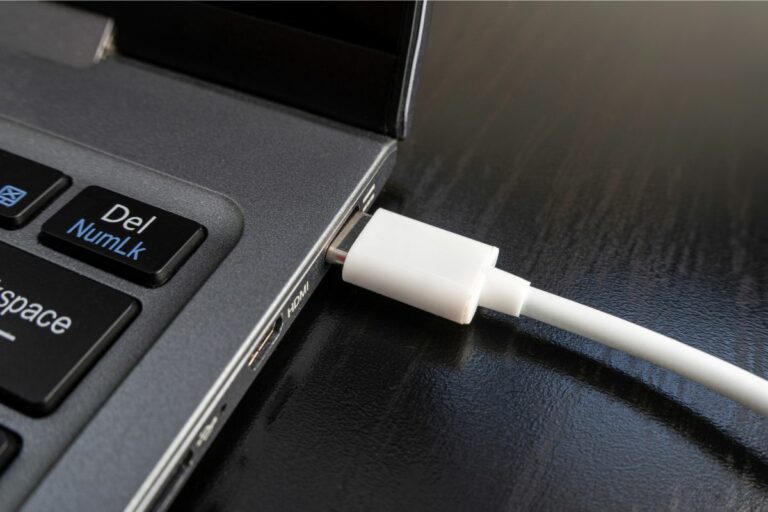 Entenda para que serve a porta USB-C, suas vantagens e como ela pode facilitar a conexão e o carregamento de dispositivos no seu dia a dia.