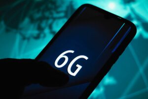 As redes 5G e 6G estão moldando um futuro mais conectado, com IA integrando os ambientes urbanos e formando a Sociedade 5.0.
