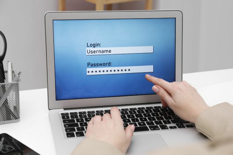 Aprenda como criar uma senha forte e segura para proteger suas contas online. Descubra as melhores práticas e evite os erros mais comuns.
