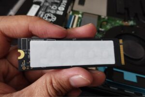 Descubra as principais diferenças entre SSD e HD e saiba qual é a melhor opção para o seu computador. Entenda vantagens e desvantagens.