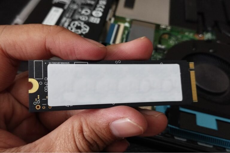 Descubra as principais diferenças entre SSD e HD e saiba qual é a melhor opção para o seu computador. Entenda vantagens e desvantagens.