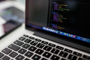 Aprenda a limpar a tela do seu notebook de maneira segura e eficiente, evitando danos e garantindo um dispositivo sempre limpo e funcional.